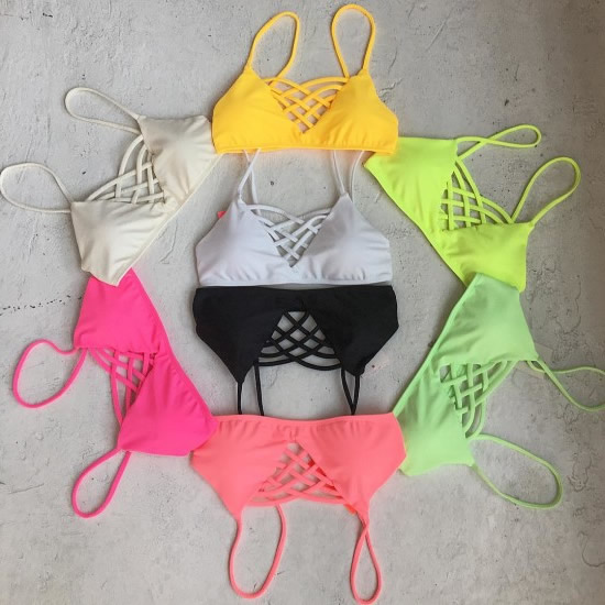 Bikinis con cintas en colores básicos y flúor.